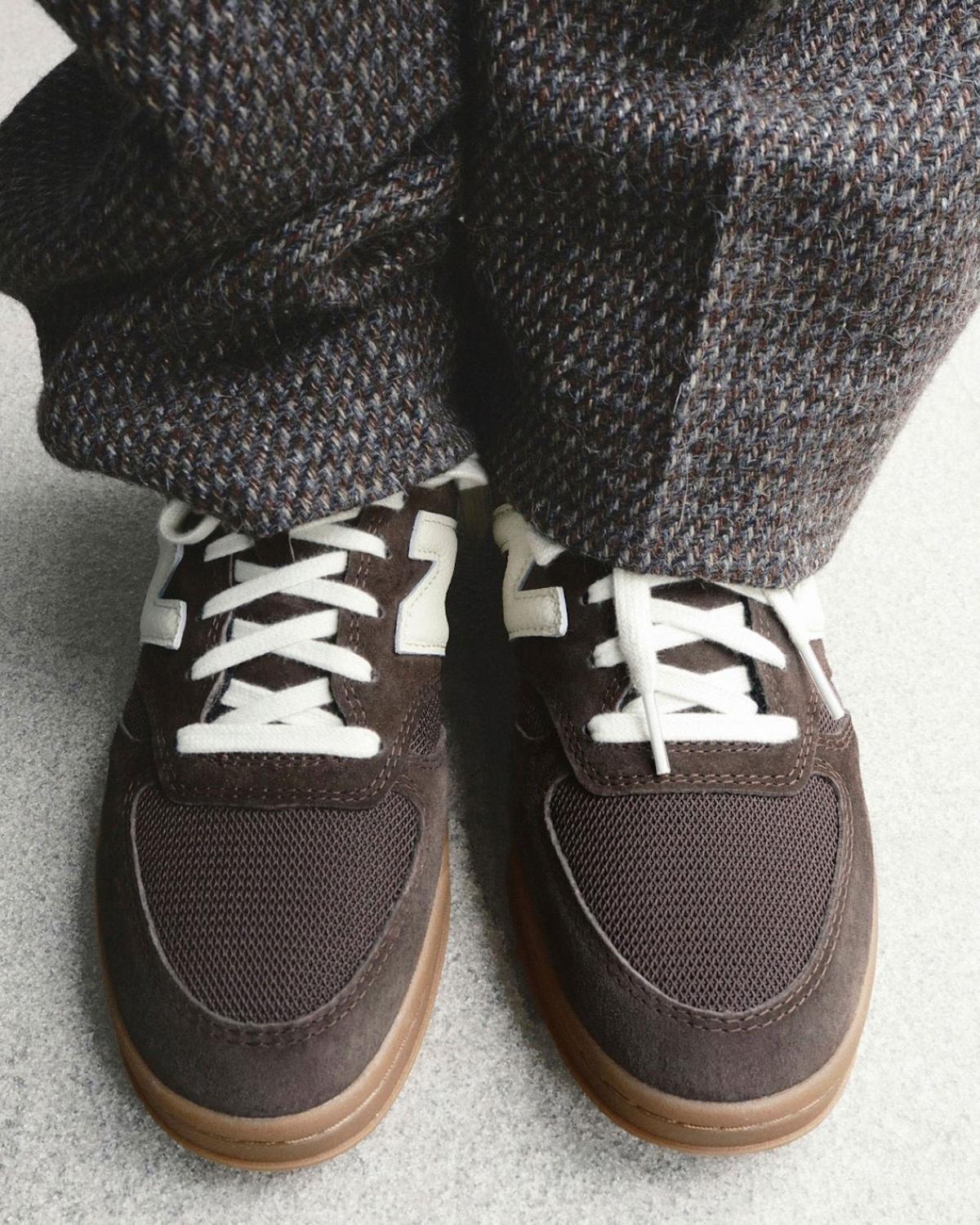 AURALEE x New Balance T500 復古棕色和象牙色款式,重現經典。 New Balance T500, New Balance, AURALEE - AURALEE x New Balance T500 復古棕色和象牙色款式,重現經典。