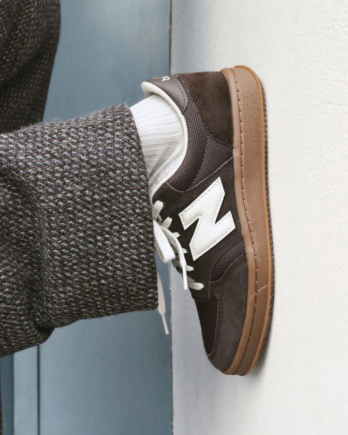 AURALEE x New Balance T500 復古棕色和象牙色款式,重現經典。 New Balance T500, New Balance, AURALEE - AURALEE x New Balance T500 復古棕色和象牙色款式,重現經典。