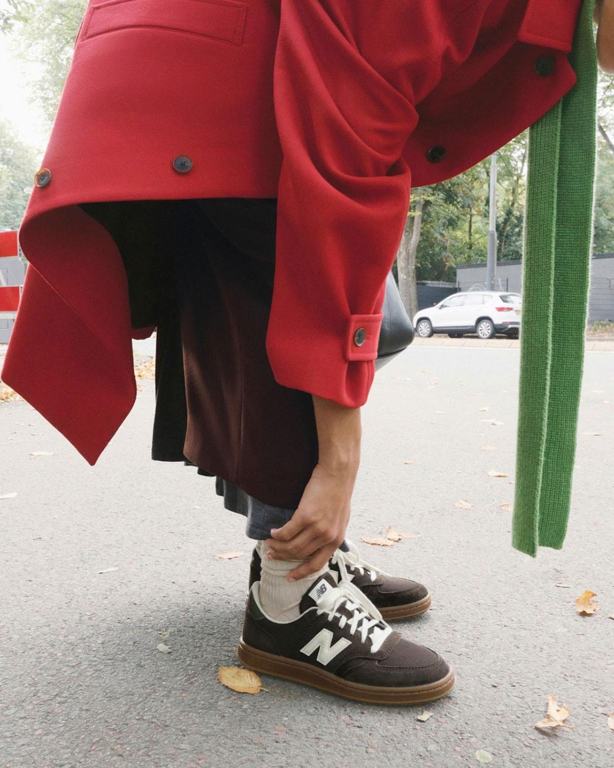 AURALEE x New Balance T500 復古棕色和象牙色款式,重現經典。 New Balance T500, New Balance, AURALEE - AURALEE x New Balance T500 復古棕色和象牙色款式,重現經典。