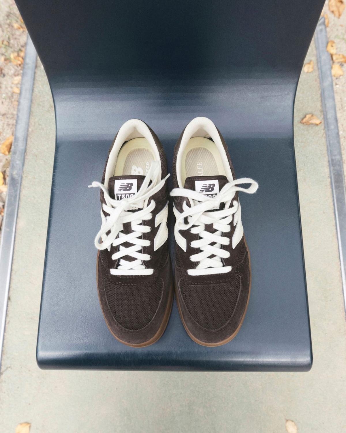 AURALEE x New Balance T500 復古棕色和象牙色款式,重現經典。 New Balance T500, New Balance, AURALEE - AURALEE x New Balance T500 復古棕色和象牙色款式,重現經典。