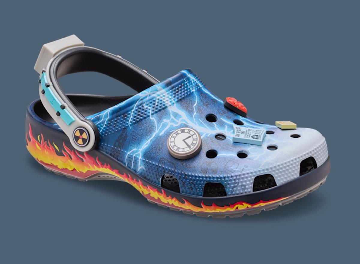 回到未來》x Crocs 經典木屐引入標志性的雷擊場景 Crocs - 回到未來》x Crocs 經典木屐引入標志性的雷擊場景