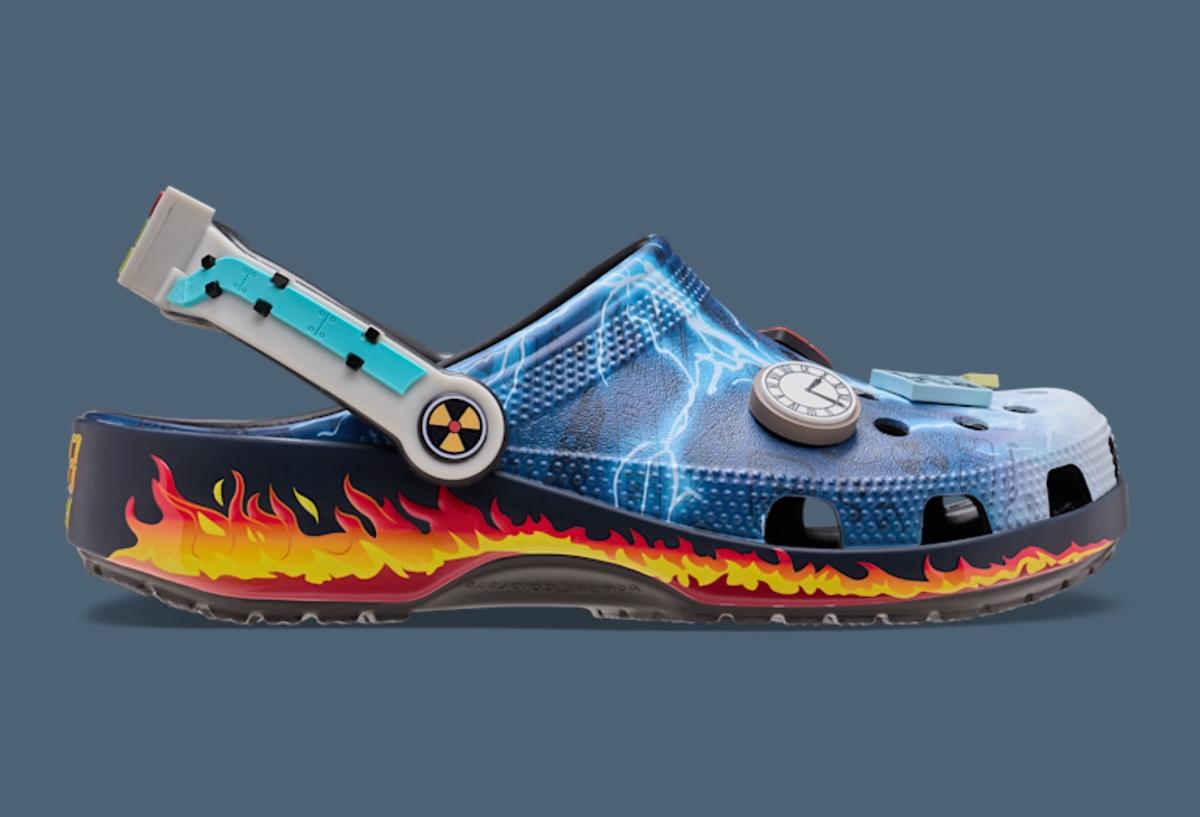 回到未來》x Crocs 經典木屐引入標志性的雷擊場景 Crocs - 回到未來》x Crocs 經典木屐引入標志性的雷擊場景