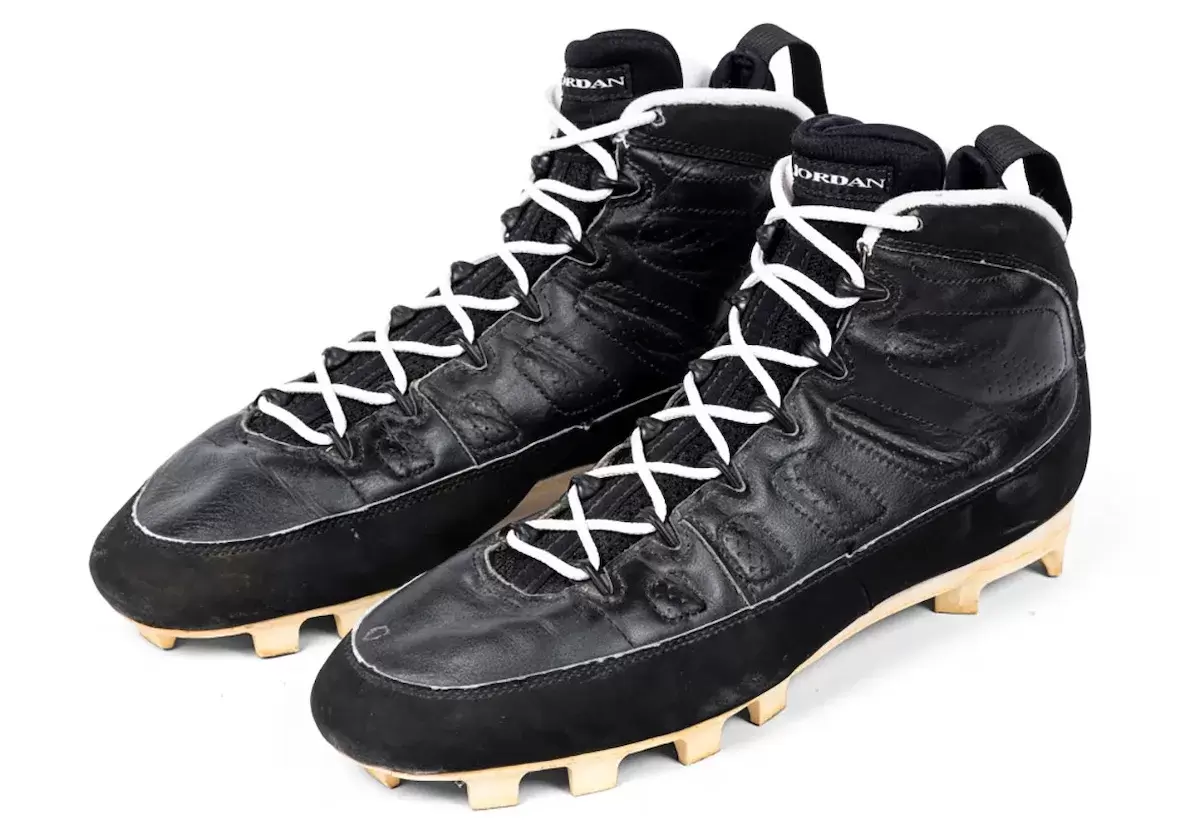 法瑞爾的 JOOPITER 推出 "喬丹的喬丹鞋 "拍賣會,拍賣米高-喬丹穿過比賽的運動鞋 Air Jordan 9, Air Jordan 8, Air Jordan 11, Air Jordan 1 - 法瑞爾的 JOOPITER 推出 "喬丹的喬丹鞋 "拍賣會,拍賣米高-喬丹穿過比賽的運動鞋