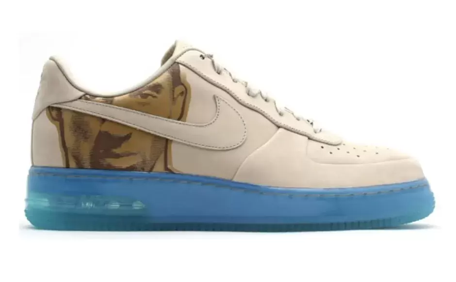 2007 年的 Kobe Bryant x Nike Air Force 1 Low 鞋款在鞋跟側面採用了肖像設計。 Kobe Bryant Nike Air Force 1 Low 2007 Linen University Blue with portrait graphic on heel