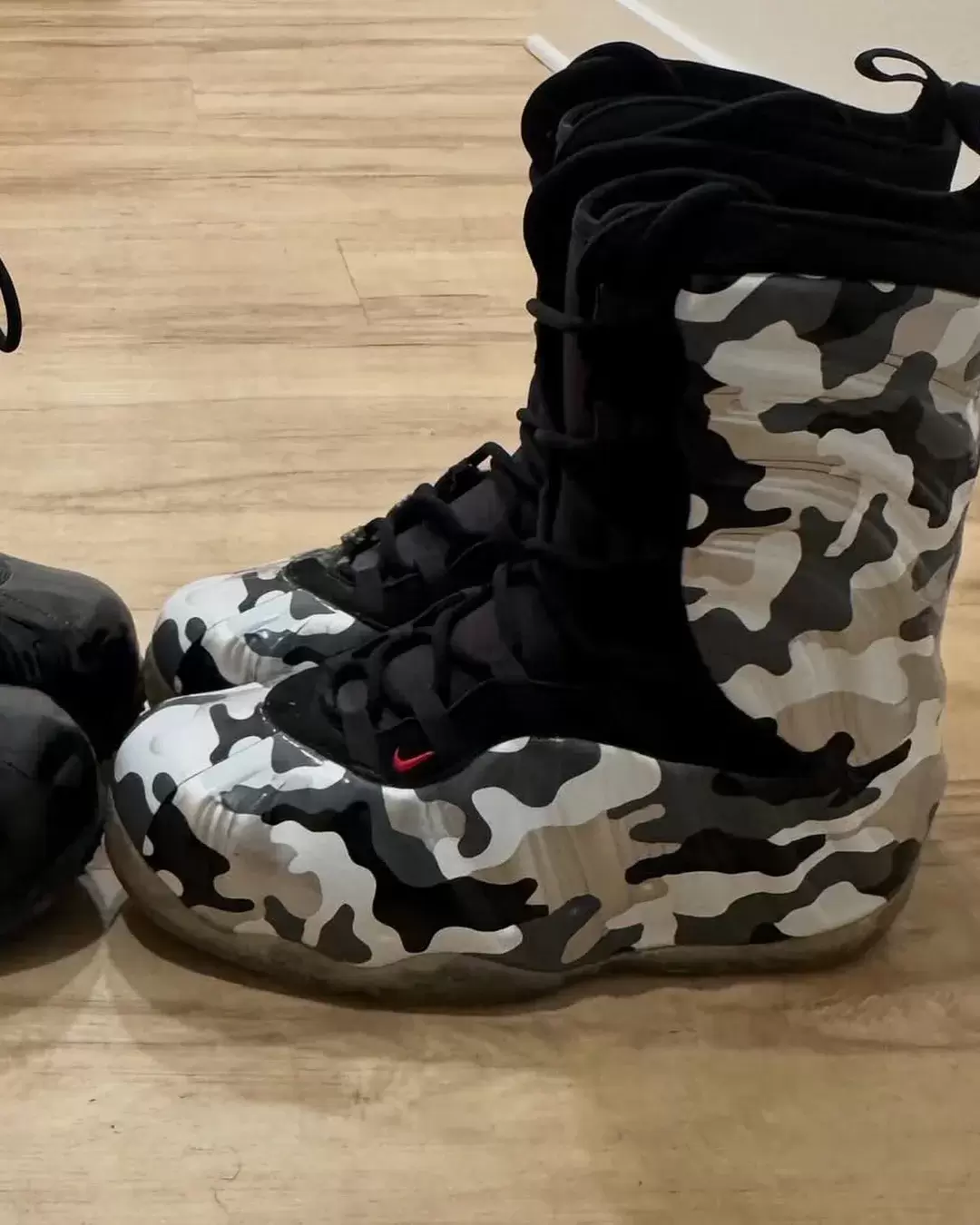 Nike Air Foamposite One, Nike - 耐克 Foamposite 單板滑雪靴樣品重見天日