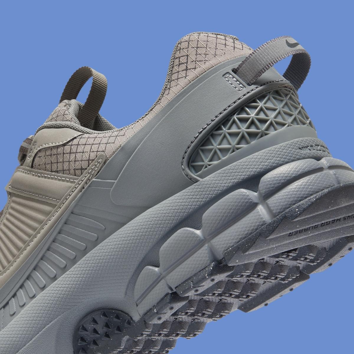 耐克 Zoom Vomero 5 Roam "金屬錫 "是 2025 年秋季必備的科技服飾 Nike Zoom Vomero 5, Nike - 耐克 Zoom Vomero 5 Roam "金屬錫 "是 2025 年秋季必備的科技服飾