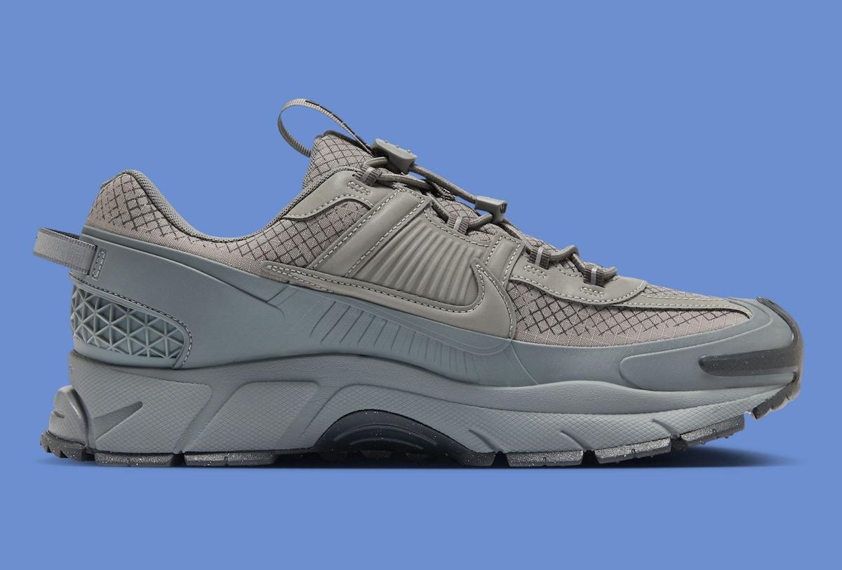 耐克 Zoom Vomero 5 Roam "金屬錫 "是 2025 年秋季必備的科技服飾 Nike Zoom Vomero 5, Nike - 耐克 Zoom Vomero 5 Roam "金屬錫 "是 2025 年秋季必備的科技服飾