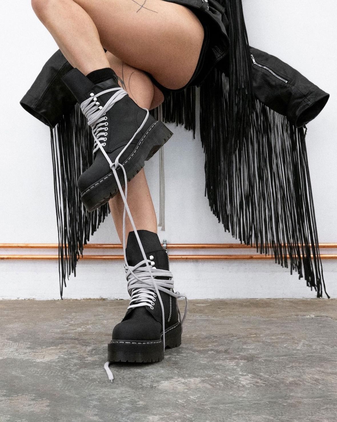 瑞克-歐文斯 x Dr. Martens 2025 秋季系列為大膽的高台靴注入活力 Rick Owens - 瑞克-歐文斯 x Dr. Martens 2025 秋季系列為大膽的高台靴注入活力