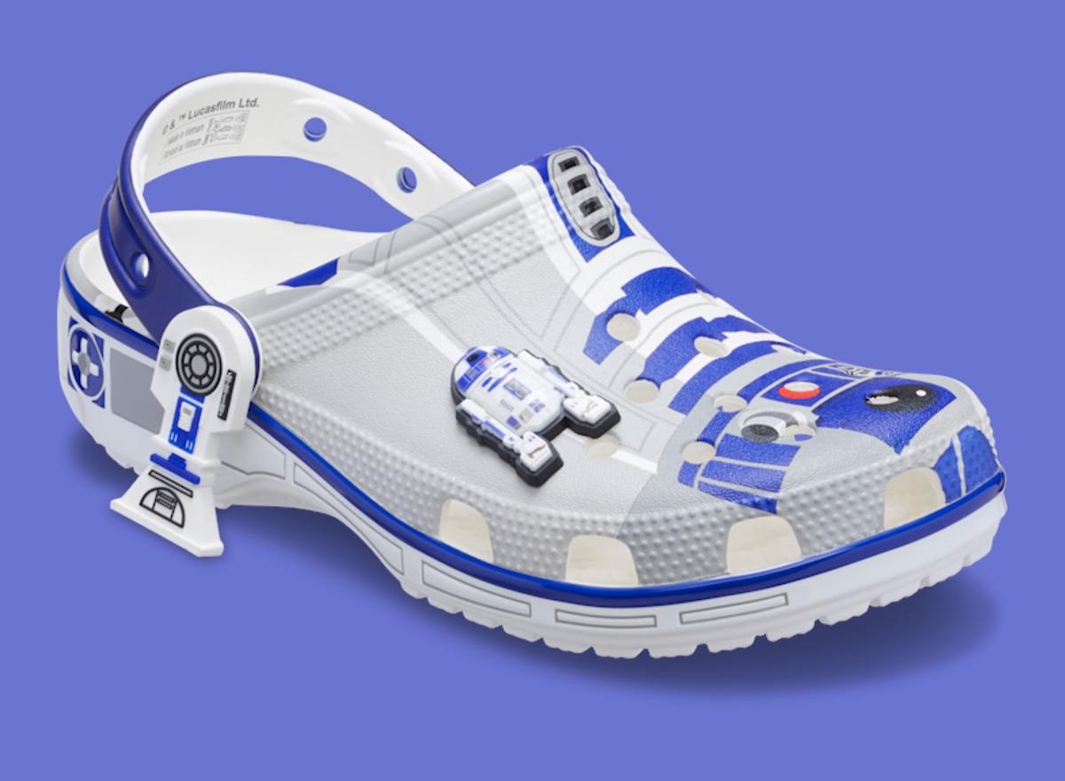 星球大戰》x Crocs 經典木屐鞋 "達斯-維達 "和 "R2-D2"10 月 29 日發售 Star Wars, Crocs - 星球大戰》x Crocs 經典木屐鞋 "達斯-維達 "和 "R2-D2"10 月 29 日發售