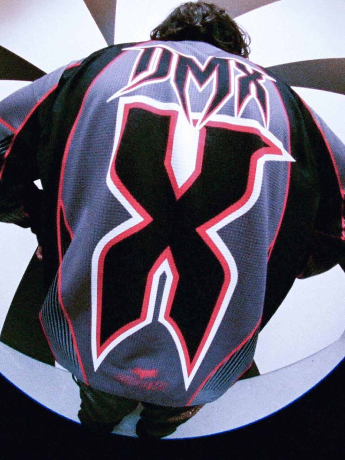 Supreme 和 Fox Racing 聯合推出 2025 秋冬系列,向 DMX 的傳奇致敬 Supreme - Supreme 和 Fox Racing 聯合推出 2025 秋冬系列,向 DMX 的傳奇致敬