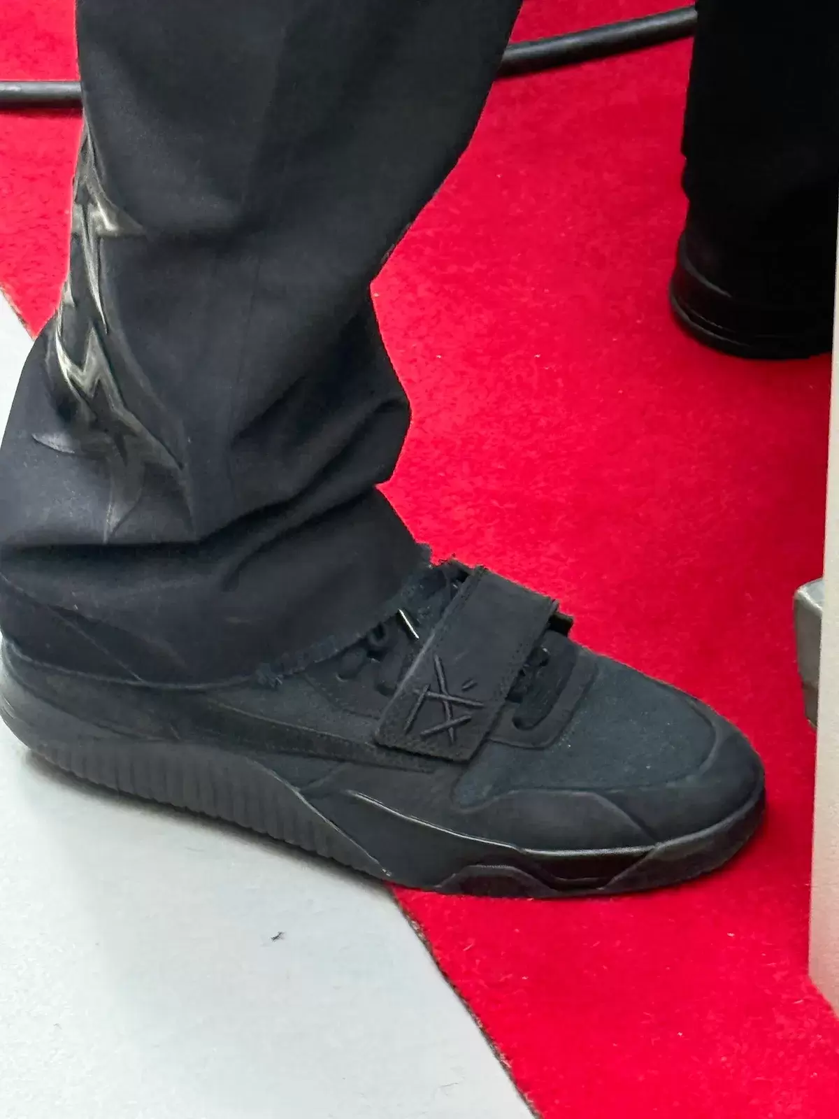 特拉維斯-斯科特(Travis Scott)在 Virgil Abloh 展覽會上首次展示喬丹 Jumpman Jack "三重黑"(Triple Black)。 Virgil Abloh, Travis Scott, Jordan Jumpman Jack - 特拉維斯-斯科特(Travis Scott)在 Virgil Abloh 展覽會上首次展示喬丹 Jumpman Jack "三重黑"(Triple Black)。