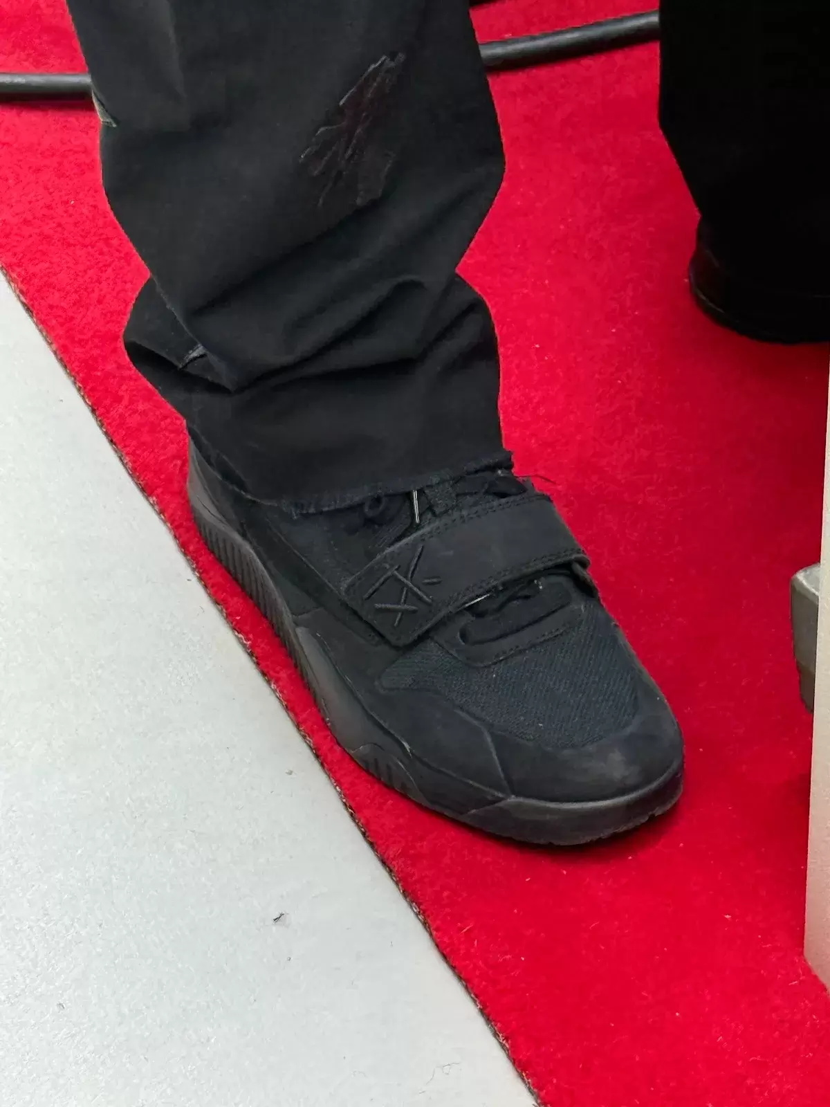 特拉維斯-斯科特(Travis Scott)在 Virgil Abloh 展覽會上首次展示喬丹 Jumpman Jack "三重黑"(Triple Black)。 Virgil Abloh, Travis Scott, Jordan Jumpman Jack - 特拉維斯-斯科特(Travis Scott)在 Virgil Abloh 展覽會上首次展示喬丹 Jumpman Jack "三重黑"(Triple Black)。