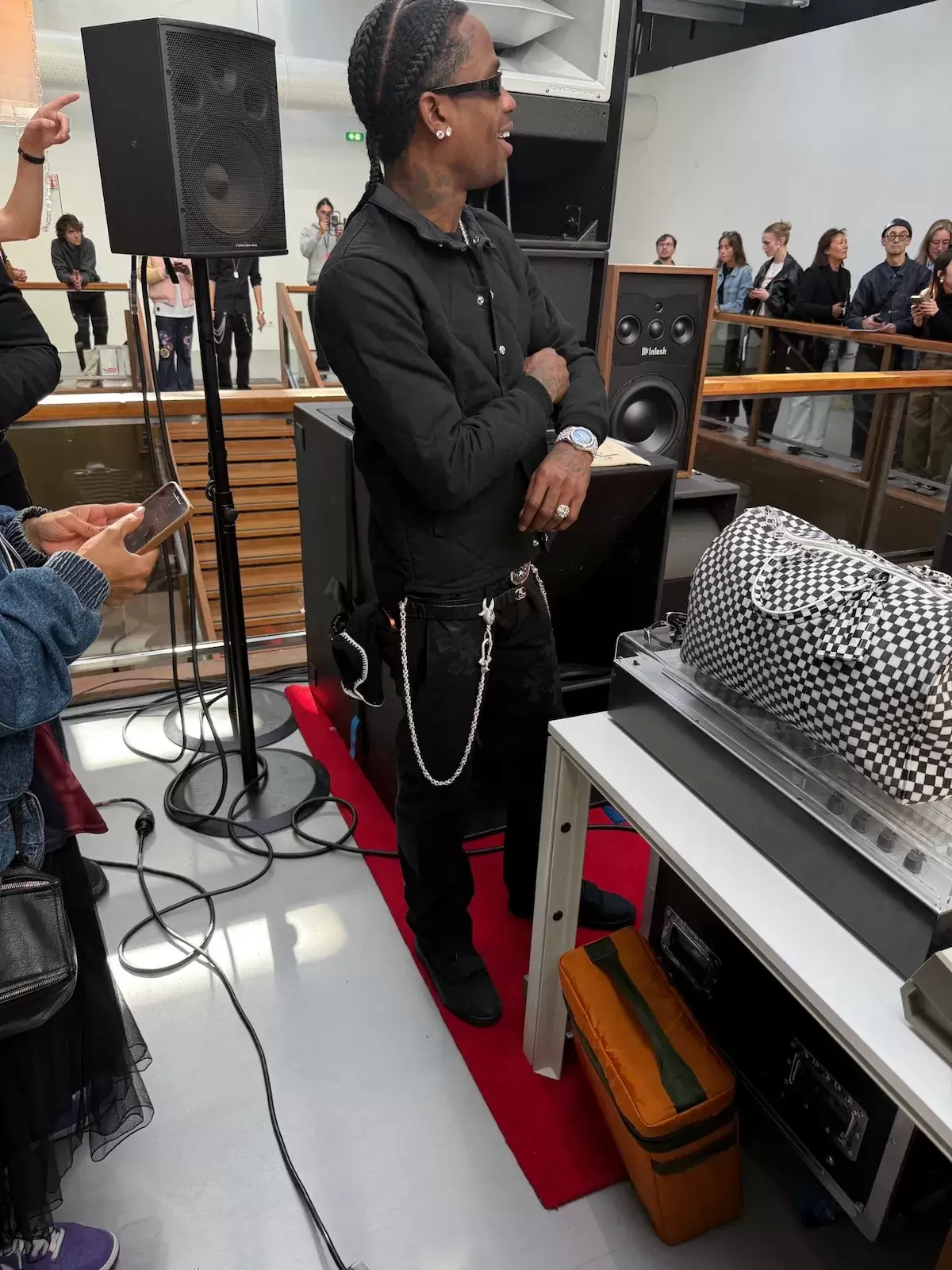 特拉維斯-斯科特(Travis Scott)在 Virgil Abloh 展覽會上首次展示喬丹 Jumpman Jack "三重黑"(Triple Black)。 Virgil Abloh, Travis Scott, Jordan Jumpman Jack - 特拉維斯-斯科特(Travis Scott)在 Virgil Abloh 展覽會上首次展示喬丹 Jumpman Jack "三重黑"(Triple Black)。