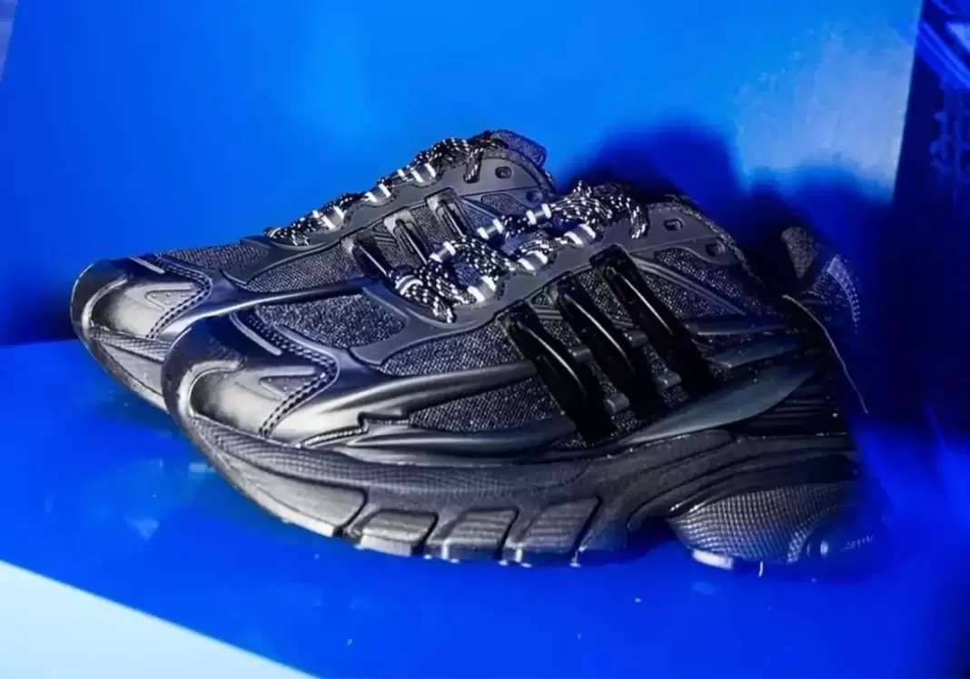 Pharrell Williams, adidas Adistar Jellyfish, adidas Adistar Cushion, adidas - 法瑞爾 x 阿迪達斯水母 "三重黑 "在首爾發佈