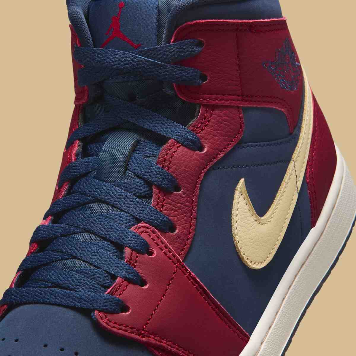 這款 Air Jordan 1 Mid 結合了團隊紅和黑曜石色 Air Jordan 1 Mid, Air Jordan 1, Air Jordan - 這款 Air Jordan 1 Mid 結合了團隊紅和黑曜石色