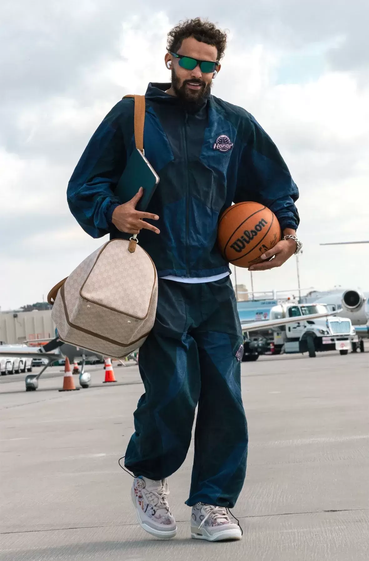 Trae Young, Air Jordan 3, Air Jordan - 特雷-楊穿着未發佈的塗鴉 Air Jordan 3，酷似 1989 年的 "Playground "海報