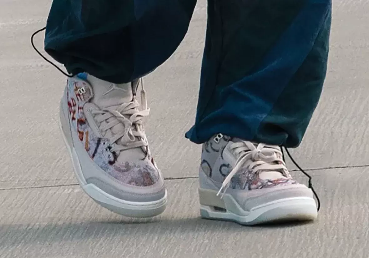 Trae Young, Air Jordan 3, Air Jordan - 特雷-楊穿着未發佈的塗鴉 Air Jordan 3，酷似 1989 年的 "Playground "海報