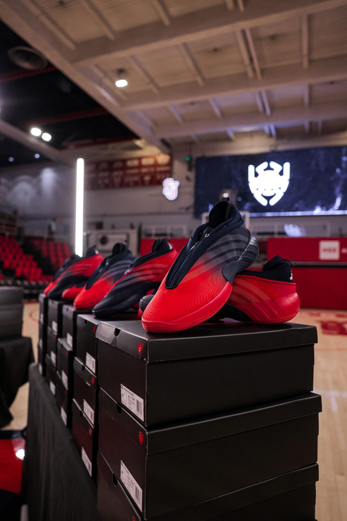 多諾萬-米切爾帶着獨家阿迪達斯 DON Issue 7 PE 登上聖約翰球場 Donovan Mitchell, adidas Don Issue 7, adidas - 多諾萬-米切爾帶着獨家阿迪達斯 DON Issue 7 PE 登上聖約翰球場