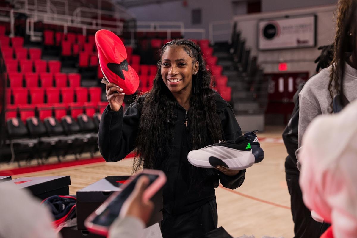 多諾萬-米切爾帶着獨家阿迪達斯 DON Issue 7 PE 登上聖約翰球場 Donovan Mitchell, adidas Don Issue 7, adidas - 多諾萬-米切爾帶着獨家阿迪達斯 DON Issue 7 PE 登上聖約翰球場