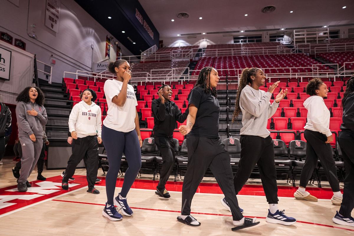 多諾萬-米切爾帶着獨家阿迪達斯 DON Issue 7 PE 登上聖約翰球場 Donovan Mitchell, adidas Don Issue 7, adidas - 多諾萬-米切爾帶着獨家阿迪達斯 DON Issue 7 PE 登上聖約翰球場