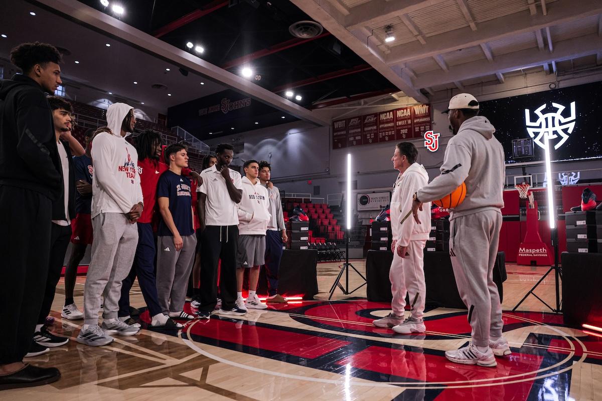 多諾萬-米切爾帶着獨家阿迪達斯 DON Issue 7 PE 登上聖約翰球場 Donovan Mitchell, adidas Don Issue 7, adidas - 多諾萬-米切爾帶着獨家阿迪達斯 DON Issue 7 PE 登上聖約翰球場