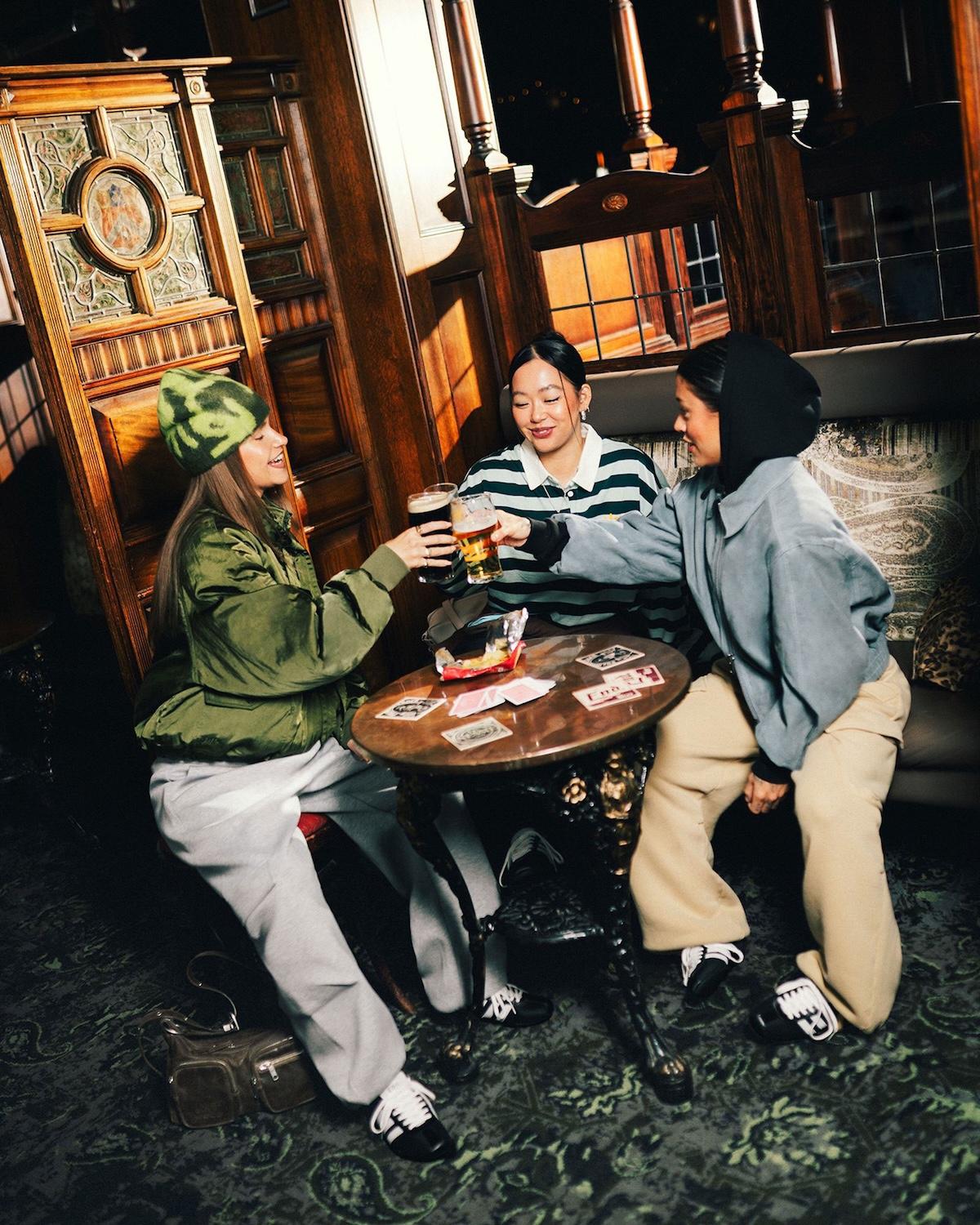 END, adidas - 結束。服裝 x adidas 東京，靈感來自紐卡斯爾的酒吧文化