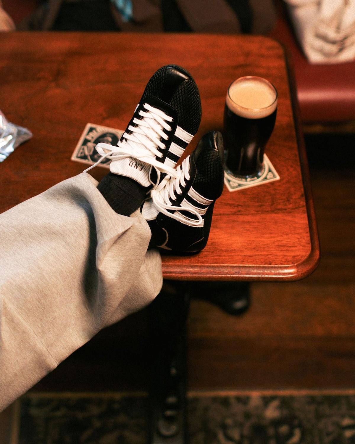 END, adidas - 結束。服裝 x adidas 東京，靈感來自紐卡斯爾的酒吧文化