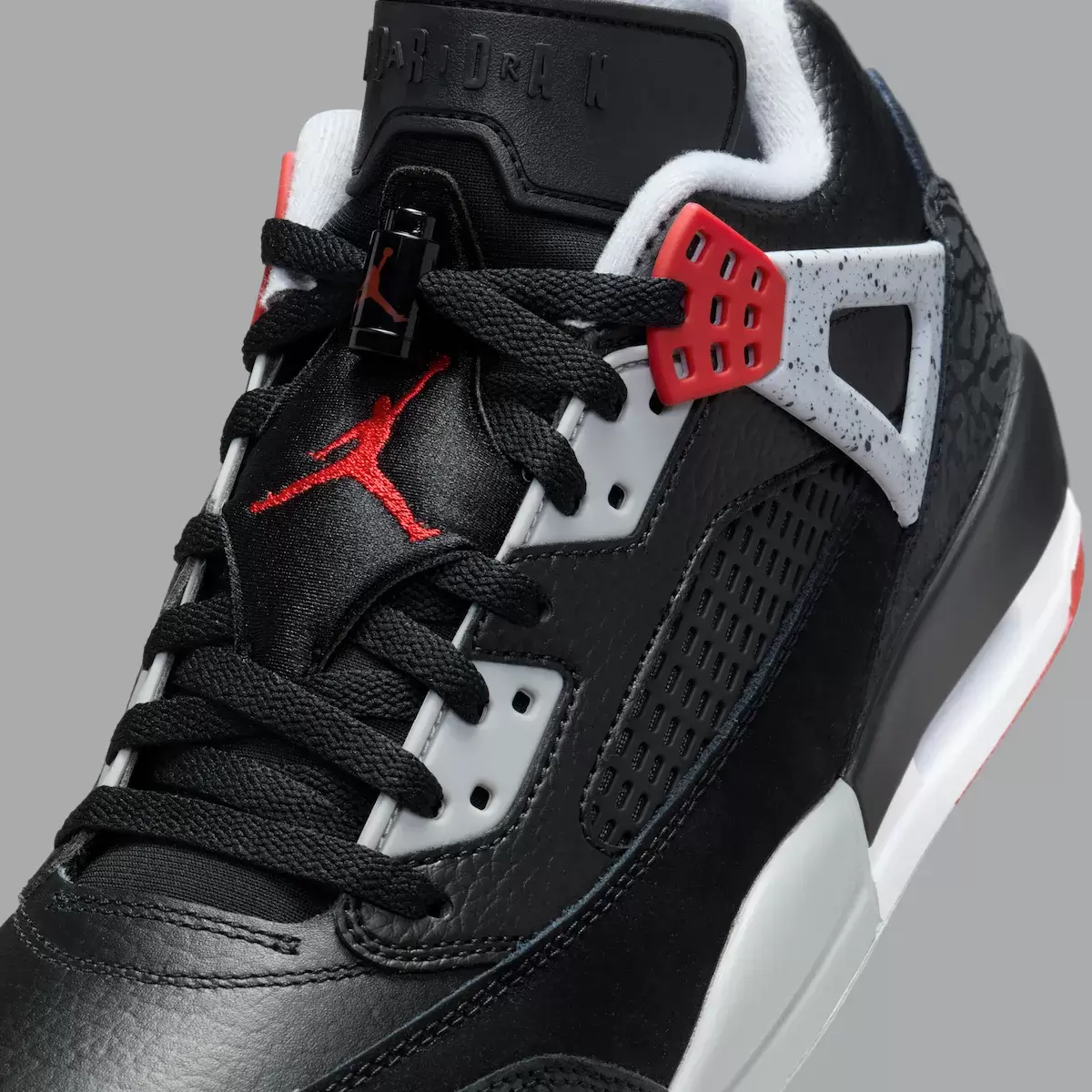這款 Jordan Spizike Low 仿效了 "Bred" Air Jordan 4 Jordan Spizike Low, Jordan Spizike, Air Jordan 4, Air Jordan - 這款 Jordan Spizike Low 仿效了 "Bred" Air Jordan 4