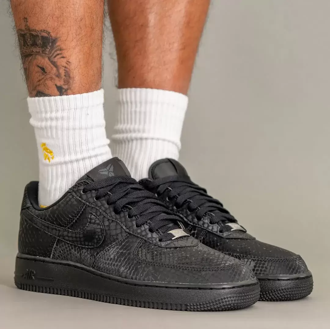 耐克科比空軍一號低配版 "三重黑 "現已上市(2025 年 11 月) Nike Air Force 1 Low, Nike Air Force 1, Kobe Bryant Shoes - 耐克科比空軍一號低配版 "三重黑 "現已上市(2025 年 11 月)