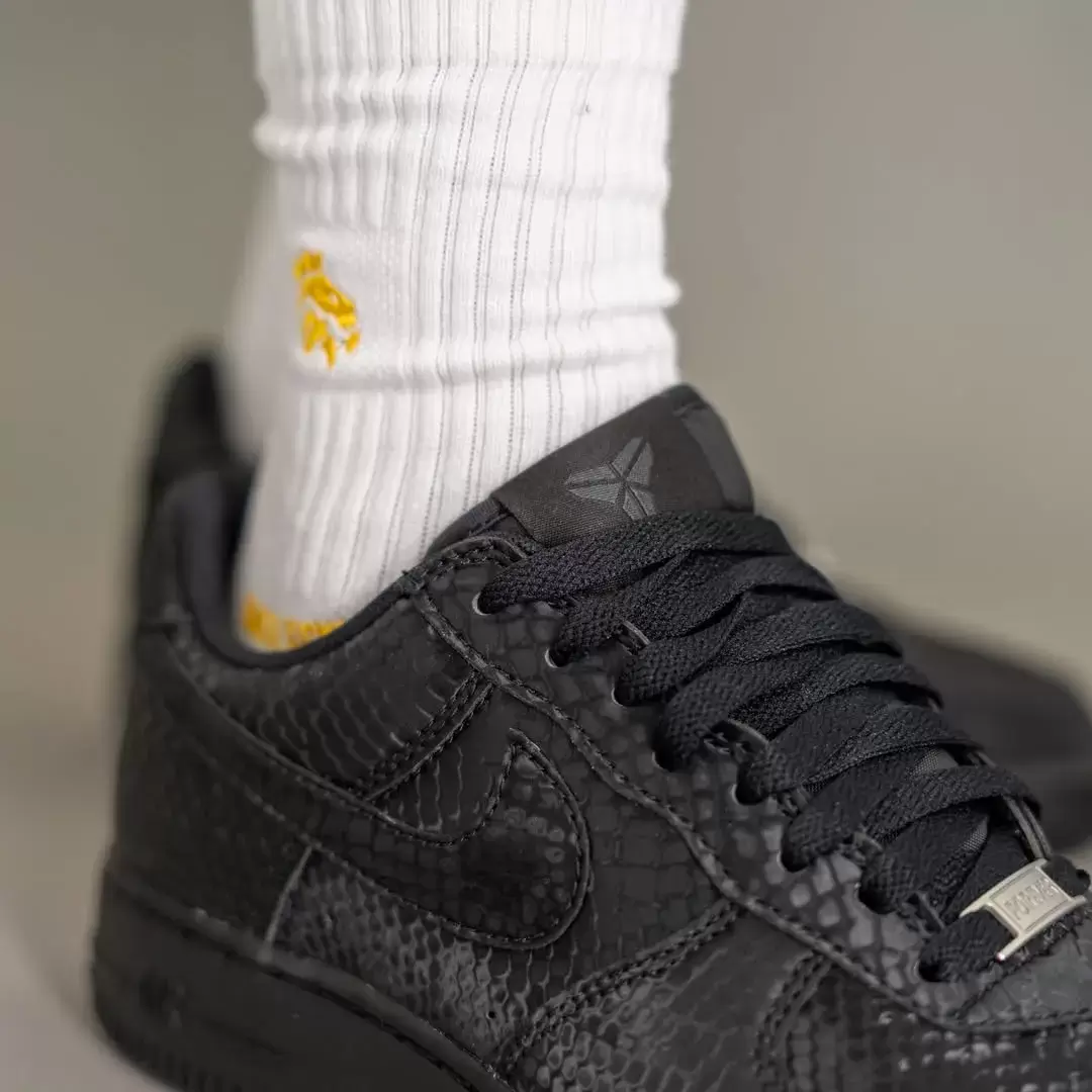 耐克科比空軍一號低配版 "三重黑 "現已上市(2025 年 11 月) Nike Air Force 1 Low, Nike Air Force 1, Kobe Bryant Shoes - 耐克科比空軍一號低配版 "三重黑 "現已上市(2025 年 11 月)