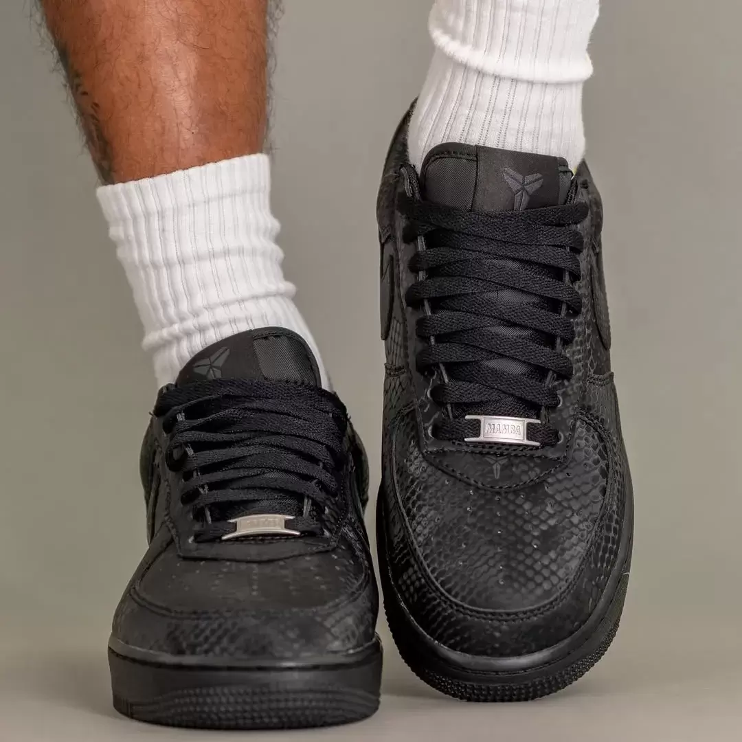 耐克科比空軍一號低配版 "三重黑 "現已上市(2025 年 11 月) Nike Air Force 1 Low, Nike Air Force 1, Kobe Bryant Shoes - 耐克科比空軍一號低配版 "三重黑 "現已上市(2025 年 11 月)