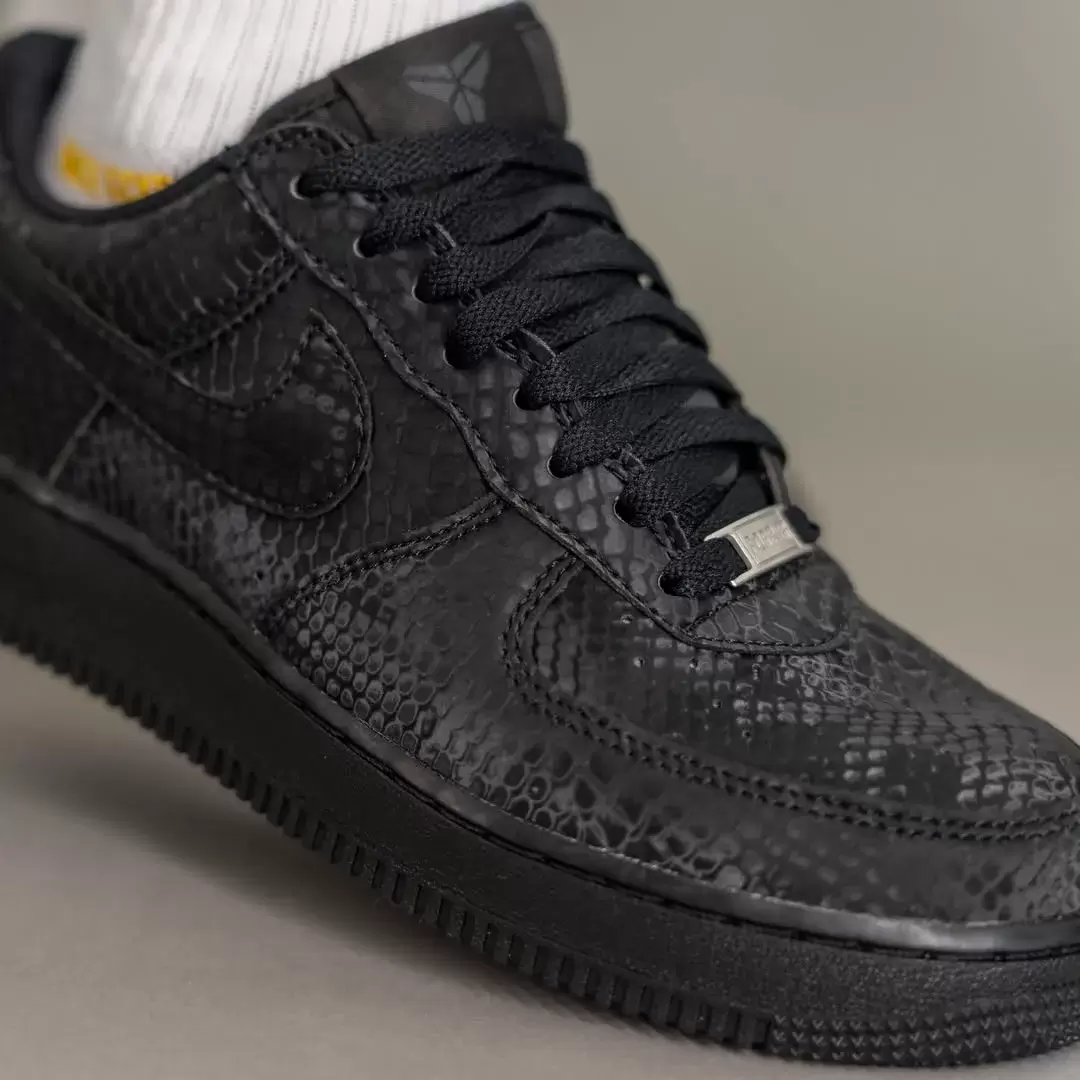 耐克科比空軍一號低配版 "三重黑 "現已上市(2025 年 11 月) Nike Air Force 1 Low, Nike Air Force 1, Kobe Bryant Shoes - 耐克科比空軍一號低配版 "三重黑 "現已上市(2025 年 11 月)