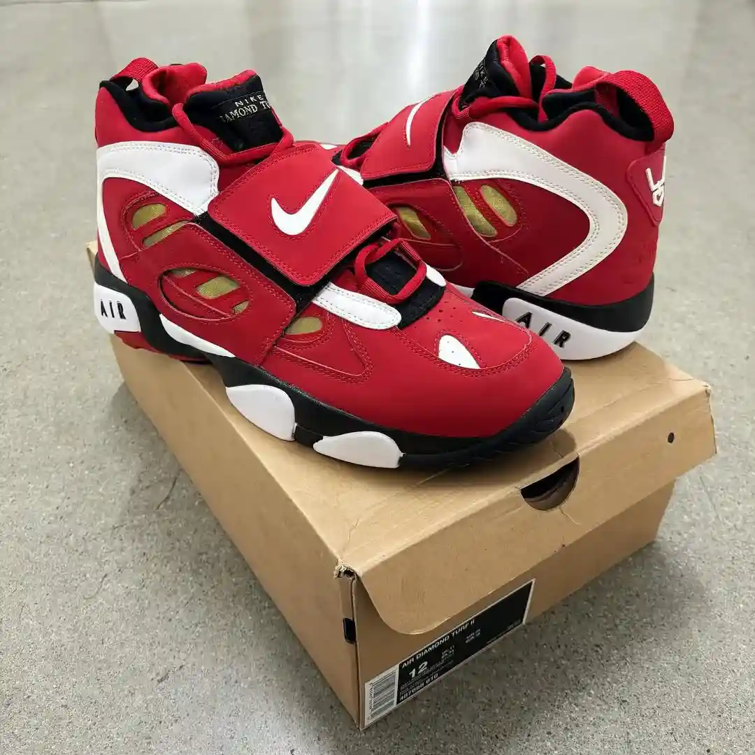 耐克 Air Diamond Turf 2 "火紅色 "2026 年 2 月發佈 Nike Air Diamond Turf, Nike, Deion Sanders - 耐克 Air Diamond Turf 2 "火紅色 "2026 年 2 月發佈