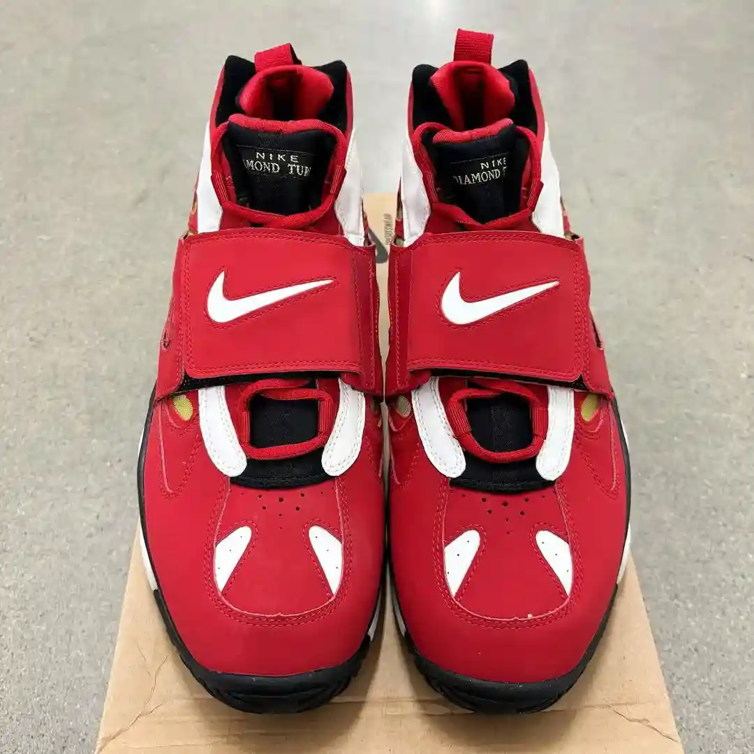 耐克 Air Diamond Turf 2 "火紅色 "2026 年 2 月發佈 Nike Air Diamond Turf, Nike, Deion Sanders - 耐克 Air Diamond Turf 2 "火紅色 "2026 年 2 月發佈
