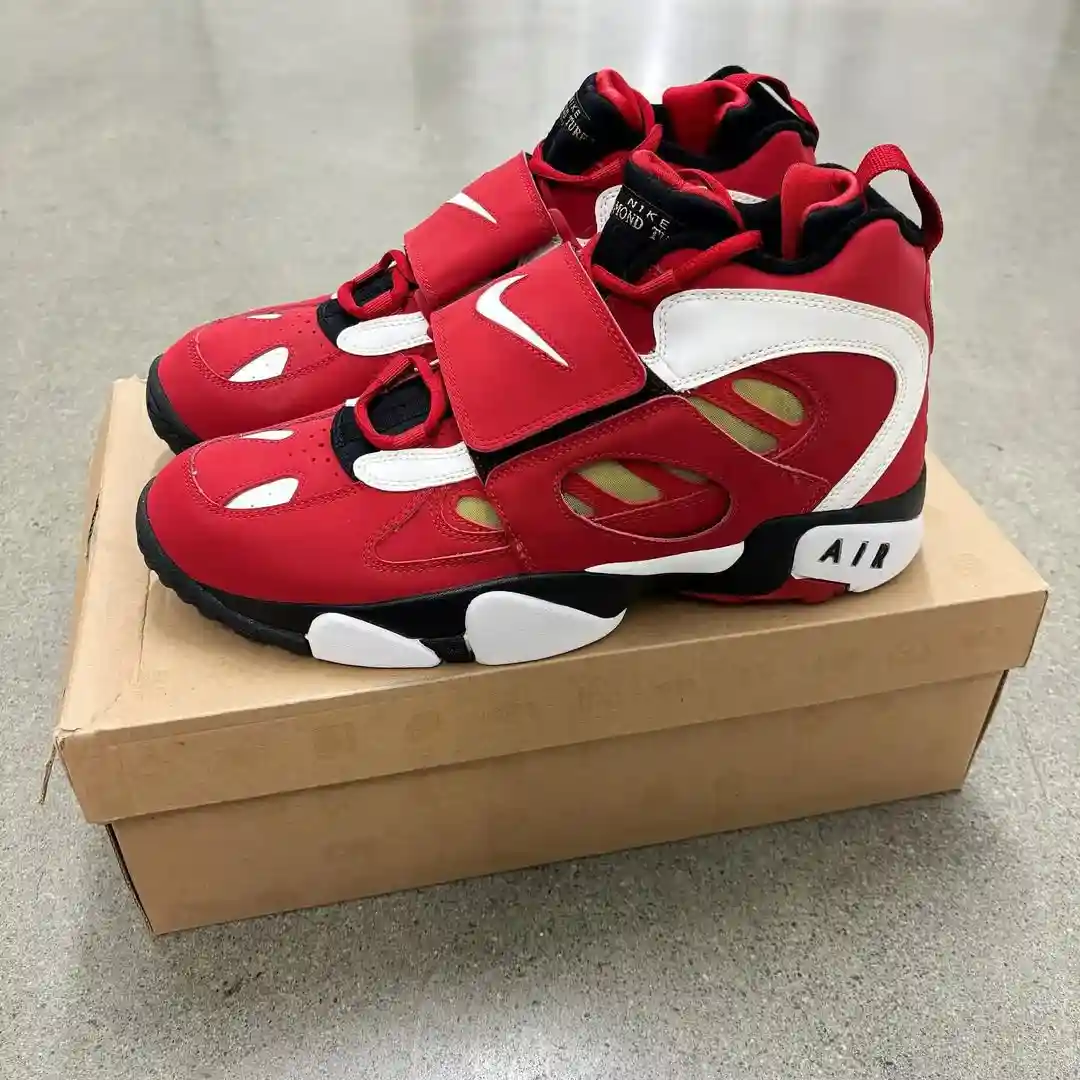 耐克 Air Diamond Turf 2 "火紅色 "2026 年 2 月發佈 Nike Air Diamond Turf, Nike, Deion Sanders - 耐克 Air Diamond Turf 2 "火紅色 "2026 年 2 月發佈