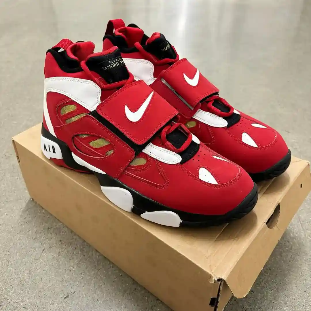 耐克 Air Diamond Turf 2 "火紅色 "2026 年 2 月發佈 Nike Air Diamond Turf, Nike, Deion Sanders - 耐克 Air Diamond Turf 2 "火紅色 "2026 年 2 月發佈