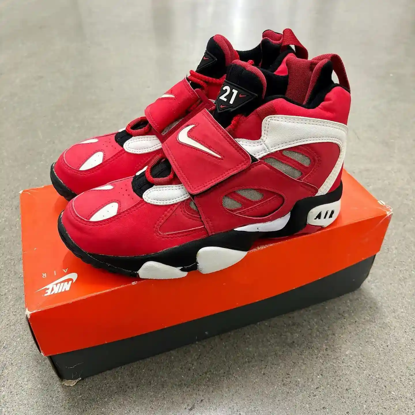 耐克 Air Diamond Turf 2 "火紅色 "2026 年 2 月發佈 Nike Air Diamond Turf, Nike, Deion Sanders - 耐克 Air Diamond Turf 2 "火紅色 "2026 年 2 月發佈