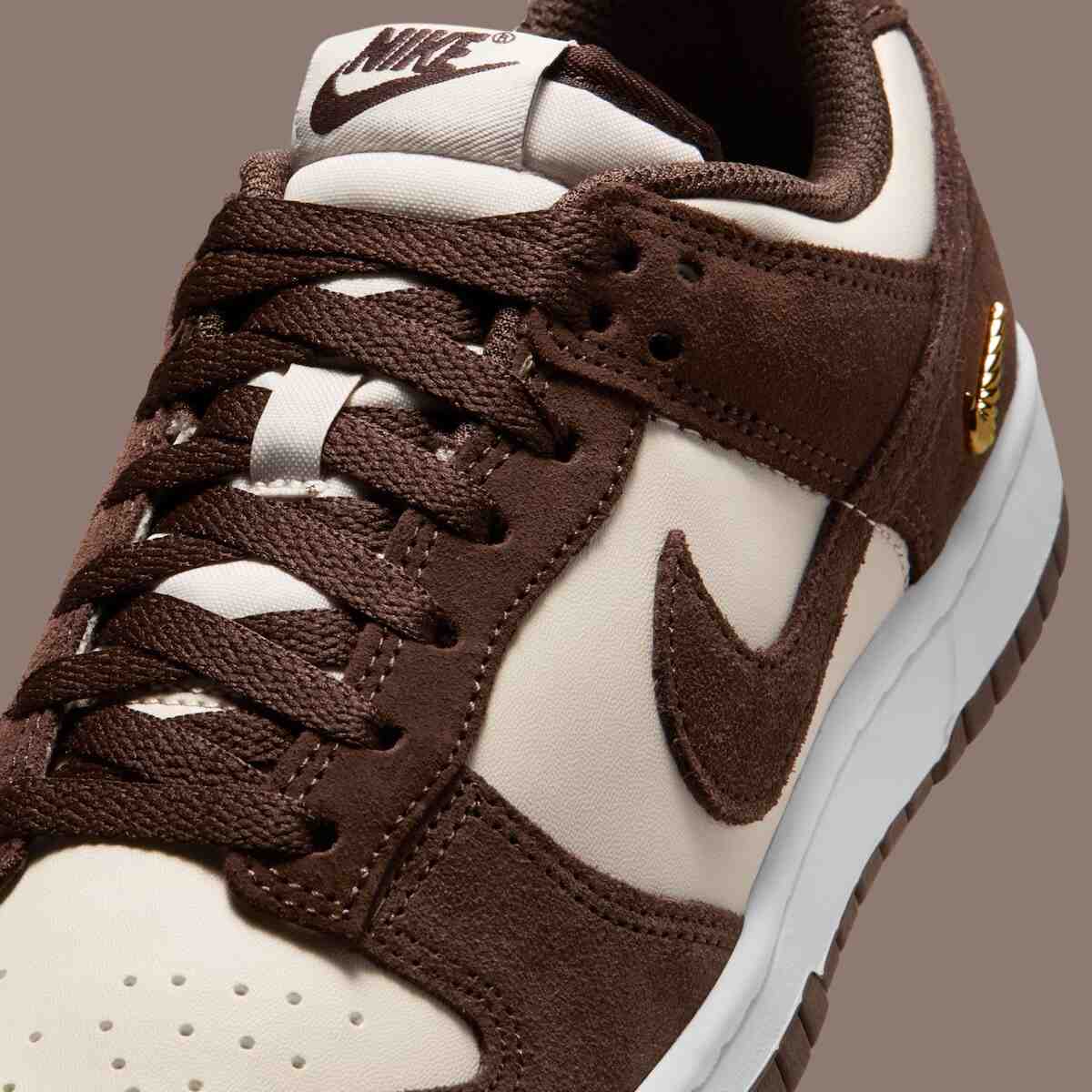 Nike Dunk Low, Nike - 耐克 Dunk Low "巴洛克棕 "回歸，配金色迷你 Swoosh