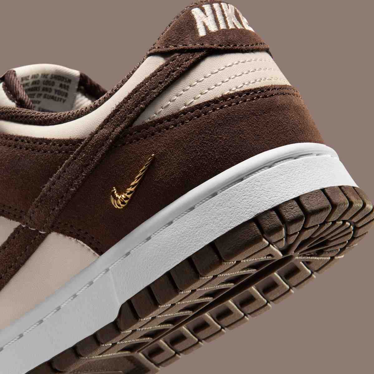 Nike Dunk Low, Nike - 耐克 Dunk Low "巴洛克棕 "回歸，配金色迷你 Swoosh