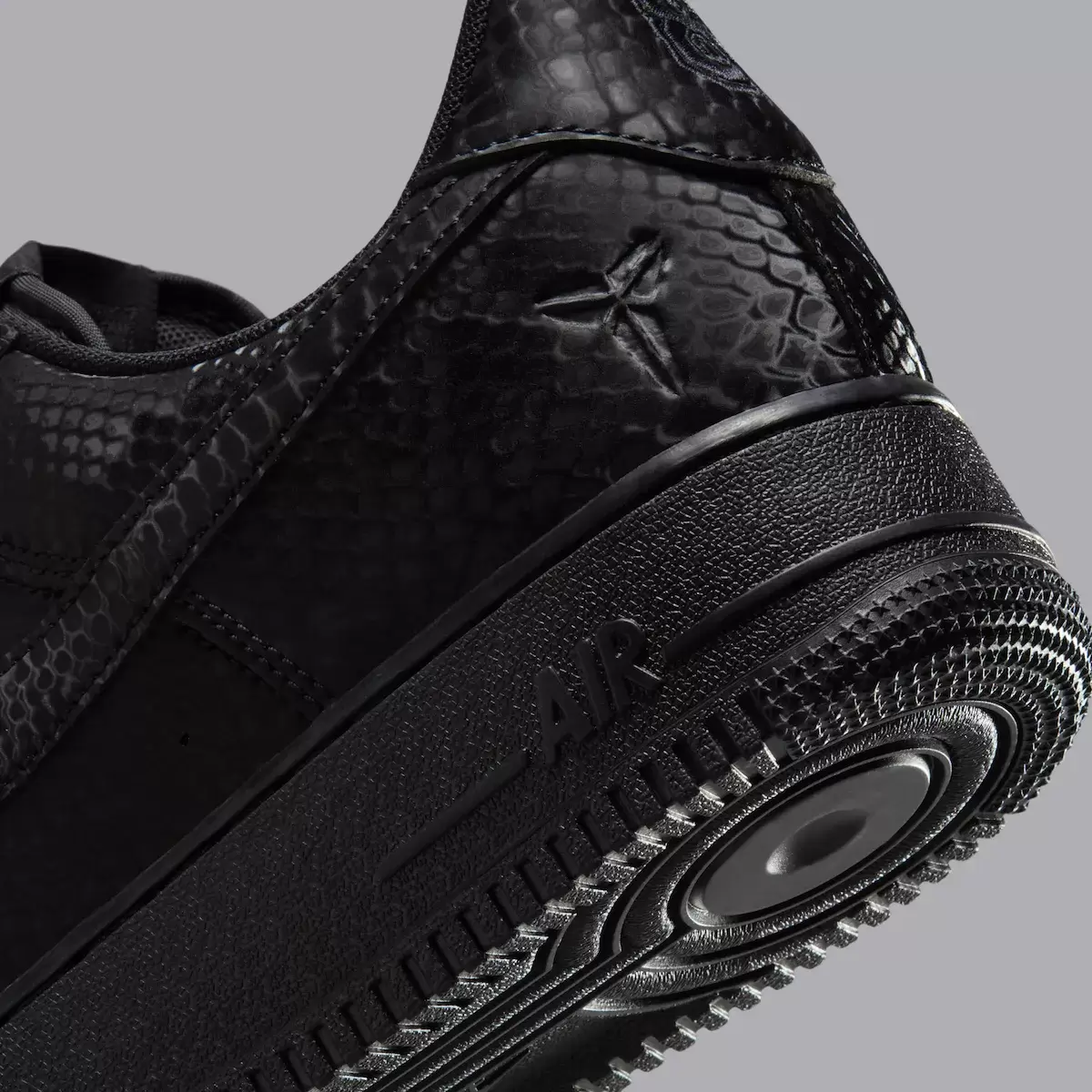 耐克科比空軍一號低配版 "三重黑 "現已上市(2025 年 11 月) Nike Air Force 1 Low, Nike Air Force 1, Kobe Bryant Shoes - 耐克科比空軍一號低配版 "三重黑 "現已上市(2025 年 11 月)