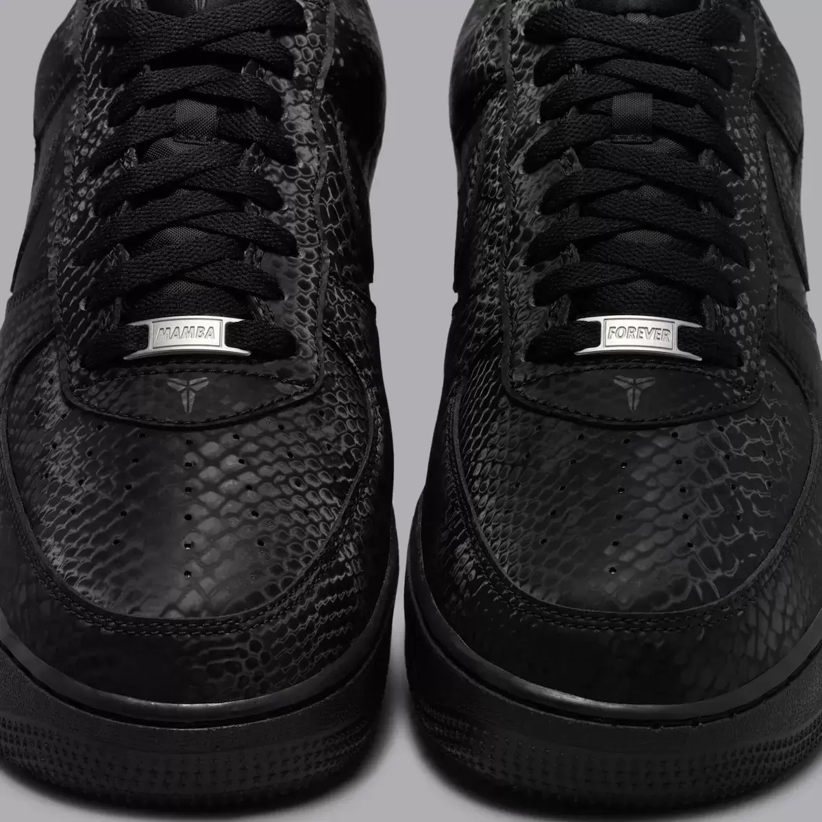 耐克科比空軍一號低配版 "三重黑 "現已上市(2025 年 11 月) Nike Air Force 1 Low, Nike Air Force 1, Kobe Bryant Shoes - 耐克科比空軍一號低配版 "三重黑 "現已上市(2025 年 11 月)