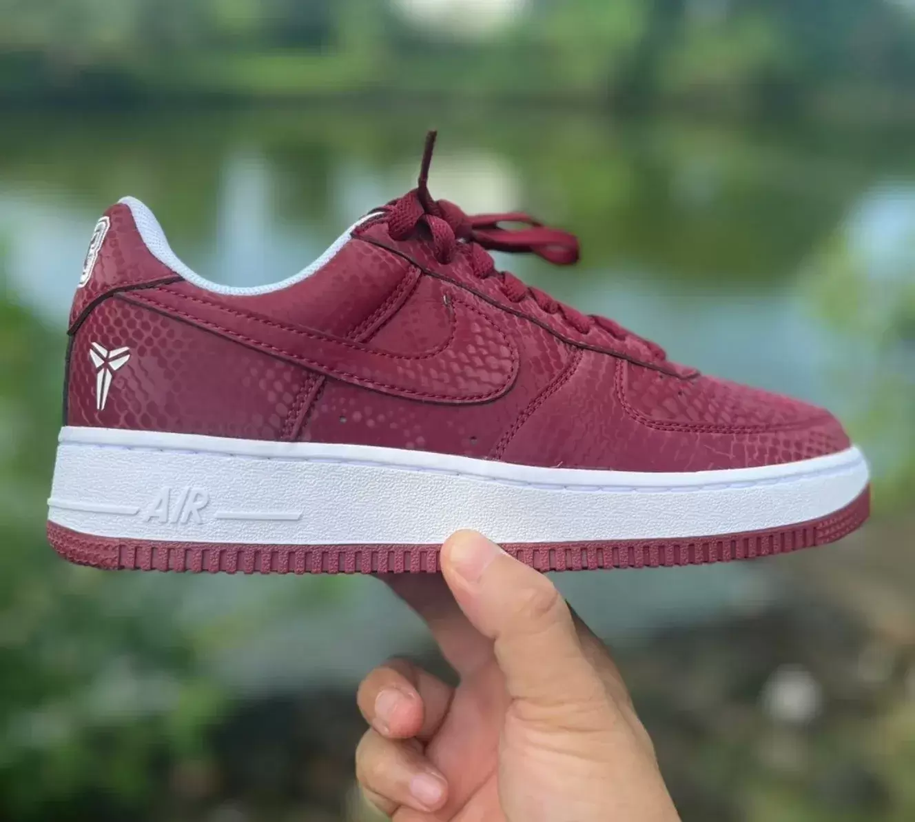 第一印象:科比-布萊恩特 x 耐克 Air Force 1 Low "Lower Merion Aces" (Away) Nike Air Force 1 Low, Nike Air Force 1, Nike, Kobe Bryant Shoes - 第一印象:科比-布萊恩特 x 耐克 Air Force 1 Low "Lower Merion Aces" (Away)