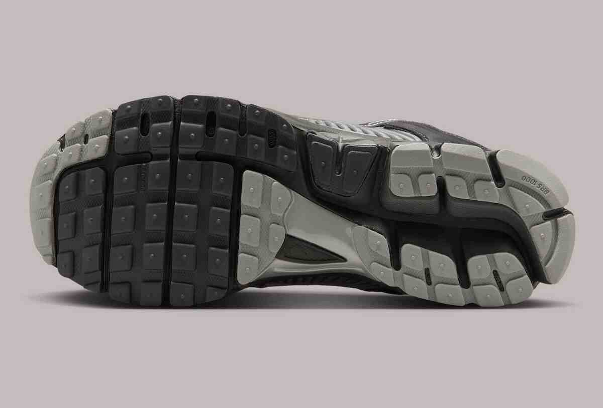Nike Zoom Vomero 5, Nike - 耐克 Zoom Vomero 5 "煙灰色/鉻色 "以陰影技術外觀回歸