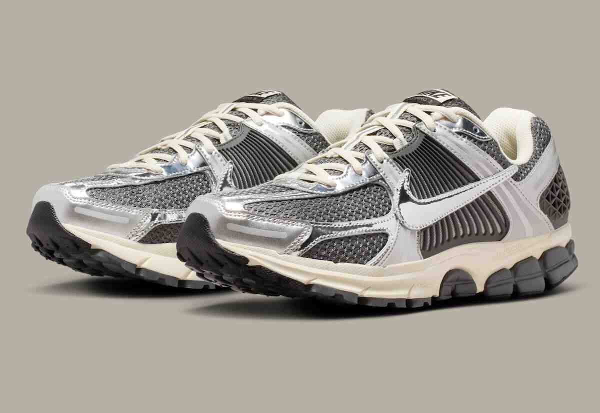 Nike Zoom Vomero 5 "鐵灰色 "閃亮登場,鍍鉻漩渦紋熠熠生輝 Nike Zoom Vomero 5, Nike - Nike Zoom Vomero 5 "鐵灰色 "閃亮登場,鍍鉻漩渦紋熠熠生輝