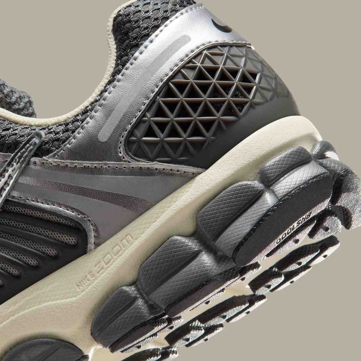 Nike Zoom Vomero 5 "鐵灰色 "閃亮登場,鍍鉻漩渦紋熠熠生輝 Nike Zoom Vomero 5, Nike - Nike Zoom Vomero 5 "鐵灰色 "閃亮登場,鍍鉻漩渦紋熠熠生輝