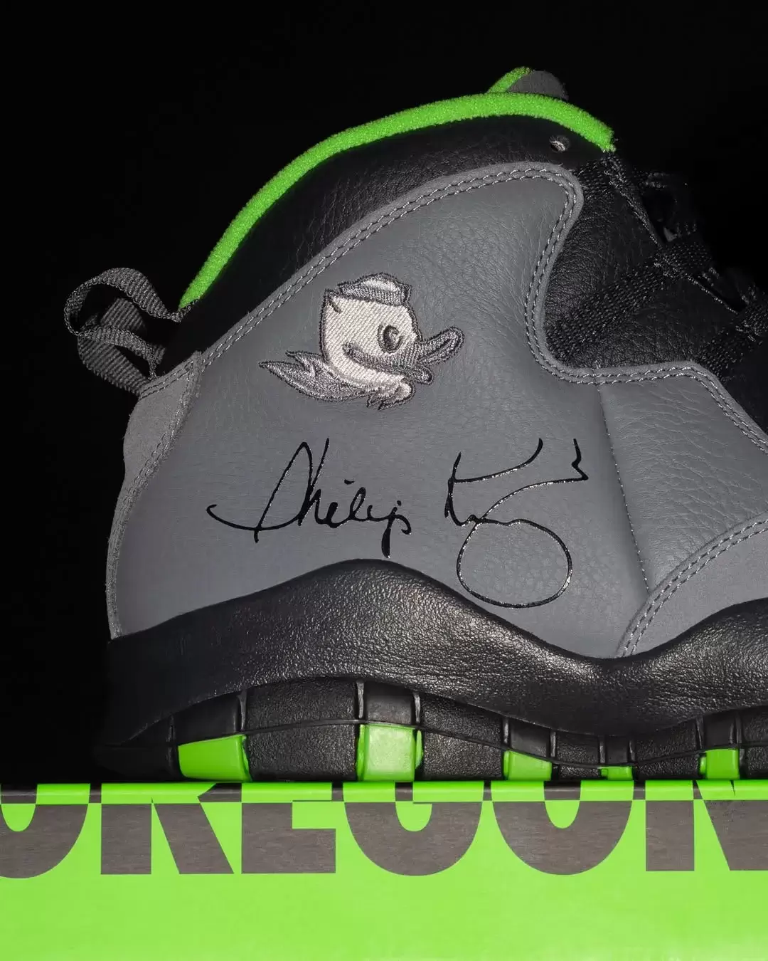 俄勒岡鴨隊最新款 Air Jordan 10 PE 由菲爾-奈特和廷克-哈特菲爾德簽名 Oregon Ducks, Air Jordan 10, Air Jordan 1, Air Jordan - 俄勒岡鴨隊最新款 Air Jordan 10 PE 由菲爾-奈特和廷克-哈特菲爾德簽名