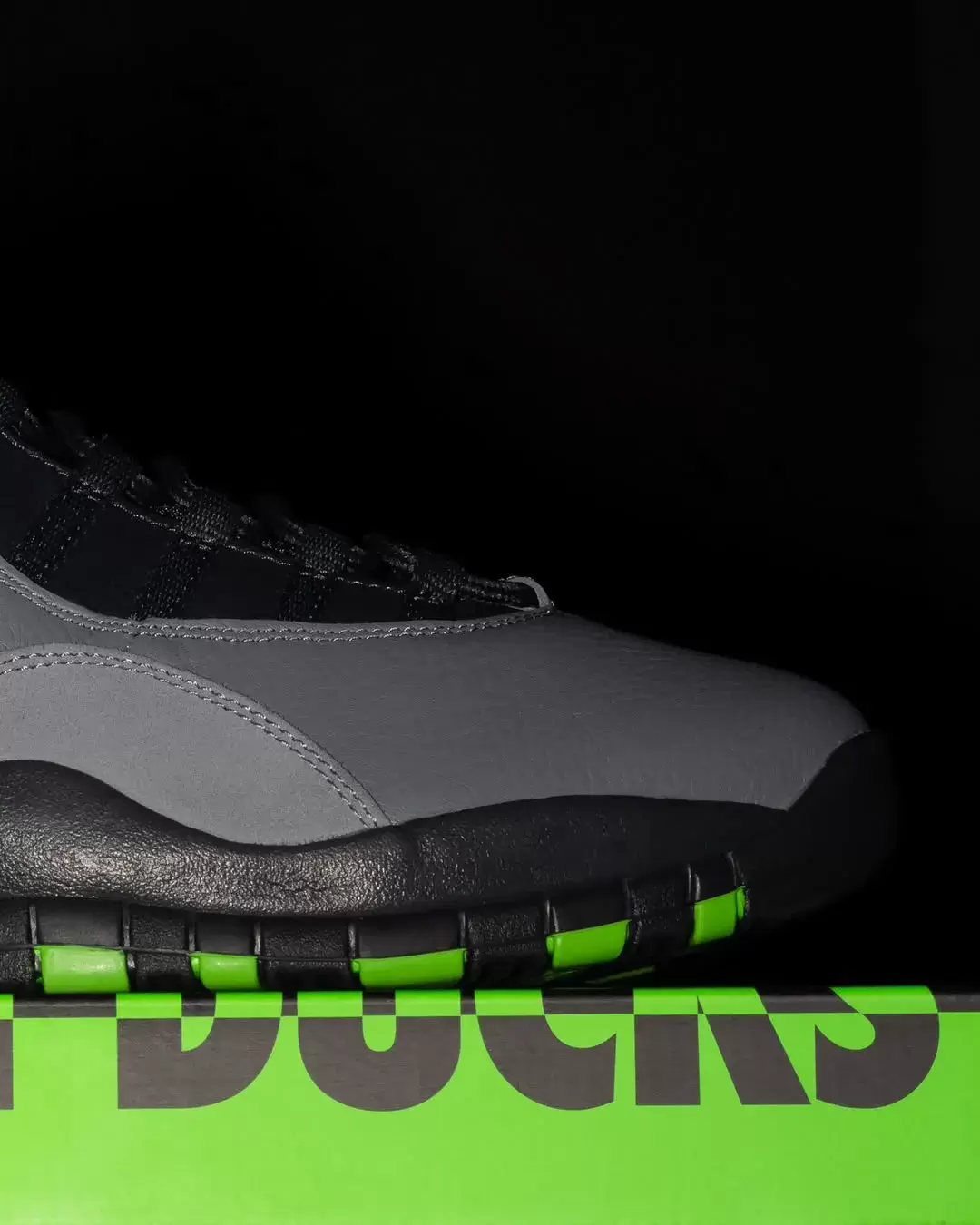 俄勒岡鴨隊最新款 Air Jordan 10 PE 由菲爾-奈特和廷克-哈特菲爾德簽名 Oregon Ducks, Air Jordan 10, Air Jordan 1, Air Jordan - 俄勒岡鴨隊最新款 Air Jordan 10 PE 由菲爾-奈特和廷克-哈特菲爾德簽名