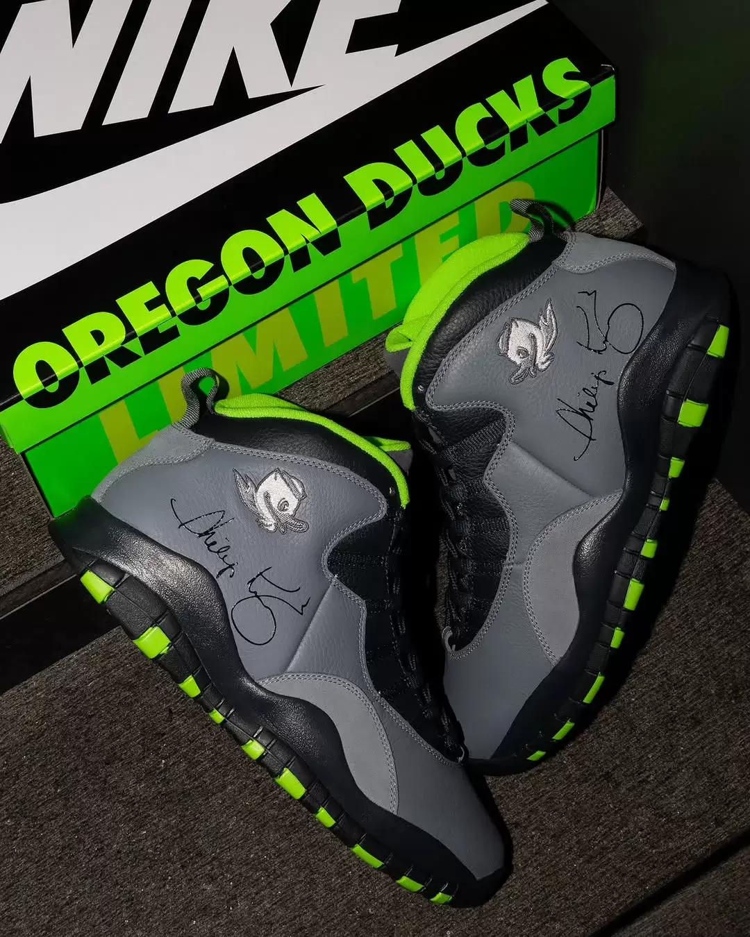 俄勒岡鴨隊最新款 Air Jordan 10 PE 由菲爾-奈特和廷克-哈特菲爾德簽名 Oregon Ducks, Air Jordan 10, Air Jordan 1, Air Jordan - 俄勒岡鴨隊最新款 Air Jordan 10 PE 由菲爾-奈特和廷克-哈特菲爾德簽名