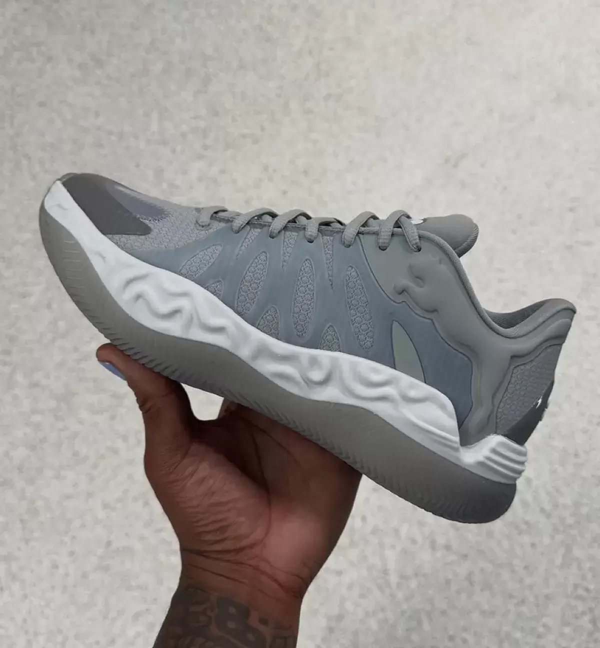 Salehe Bembury 推出 "灰色 "PUMA Hali 1 鞋款 Tyrese Haliburton, Salehe Bembury, PUMA Hali 1, Puma - Salehe Bembury 推出 "灰色 "PUMA Hali 1 鞋款