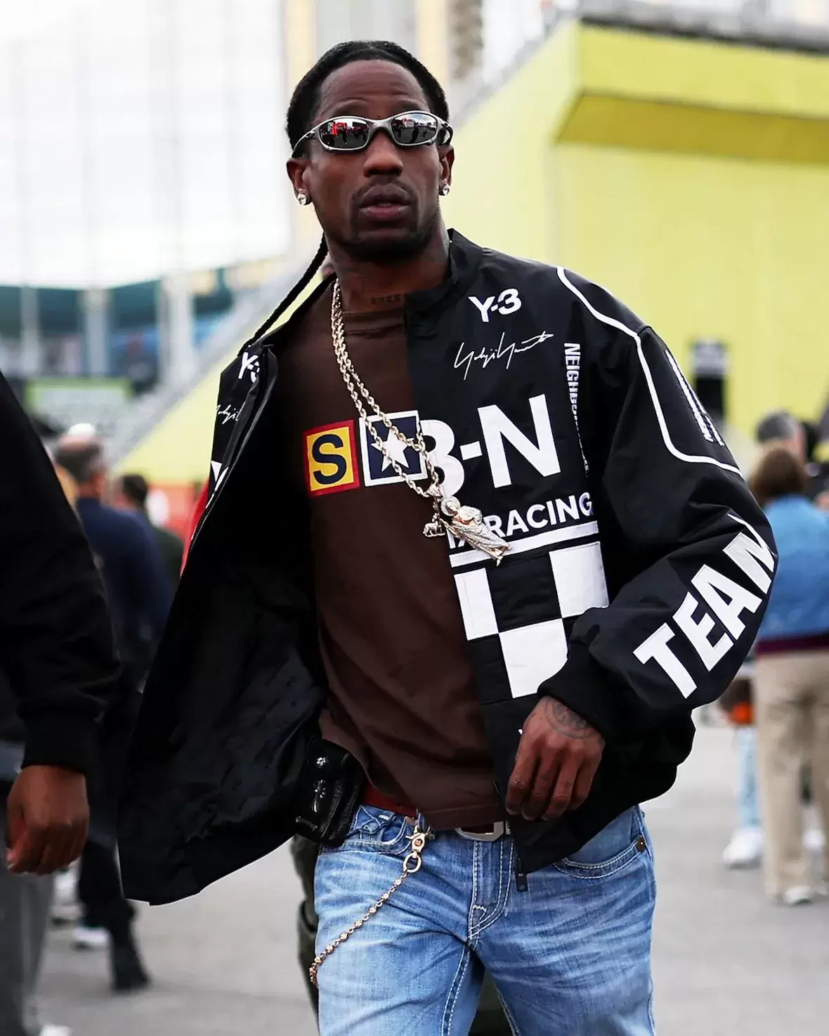 Travis Scott, Jordan Brand, adidas Y-3, adidas - 特拉維斯-斯科特身着阿迪達斯 Y-3 亮相拉斯維加斯 F1，引發 Jumpman 退出傳聞